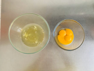 2、香醇的咖啡慕斯,蛋清与蛋黄分离放在无油无水的碗中。