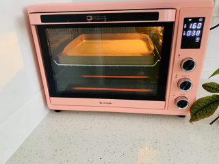 7、香醇的咖啡慕斯,烤箱提前预热，上下火160度烤30分钟。