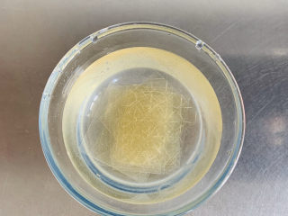 10、香醇的咖啡慕斯,吉利丁片一定要用冰水提前充分浸泡。