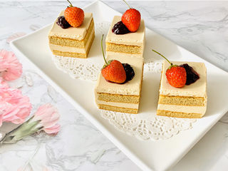 14、香醇的咖啡慕斯,我用了吹风机最原始的简单方法脱模。切成小块，放上草莓和果酱。