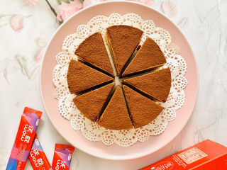 16、香醇的咖啡慕斯,为了口感更丰富，表面撒上了一层可可粉。