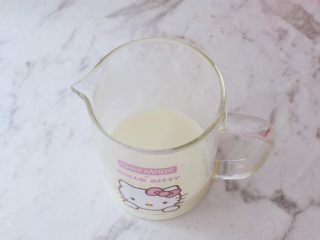 2、椰香红薯球,温水中加入澳优淳璀有机奶粉搅拌均匀备用