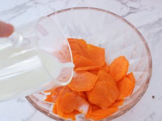 4、椰香红薯球,取出蒸熟的红薯，加入配方奶