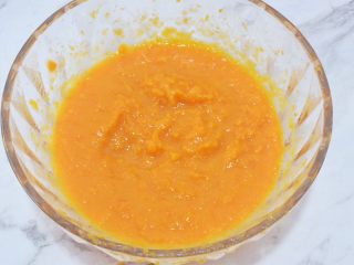 6、椰香红薯球,用压泥器压成细腻的泥状