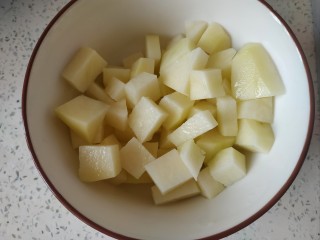 3、爆炒鸡胸肉,用清水洗去淀粉