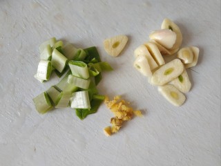 4、爆炒鸡胸肉,切葱花姜末蒜片