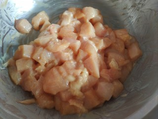 6、爆炒鸡胸肉,加入一勺料酒一勺生抽，一勺淀粉，一勺植物油，搅拌均匀待用