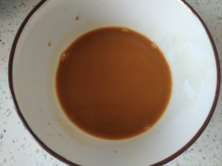 7、爆炒鸡胸肉,小碗中放入一勺生抽，一勺醋，一勺淀粉，适量清水，搅拌均匀