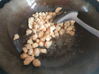 9、爆炒鸡胸肉,大火爆炒至焦黄盛出待用