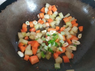 12、爆炒鸡胸肉,加入葱姜蒜翻炒