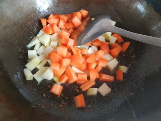 10、爆炒鸡胸肉,放入土豆胡萝卜翻炒