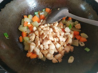 14、爆炒鸡胸肉,加入鸡丁