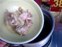 5、萝卜海带排骨汤,放入排骨