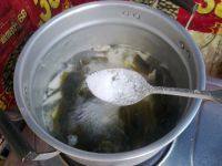 10、萝卜海带排骨汤,再熬半小时左右,放入盐