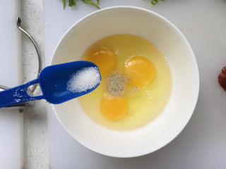 8、平菇炒鸡蛋,加少许白糖;