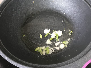 14、平菇炒鸡蛋,锅里倒入少许底油,放入葱花蒜片炒香;