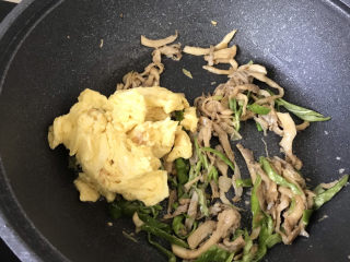 21、平菇炒鸡蛋,最后加入嫩炒蛋翻炒均匀出锅;