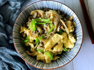 22、平菇炒鸡蛋,香香的平菇炒蛋,快尝尝,绝对好吃到停不下来!