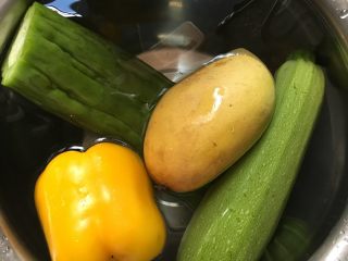 1、蔬果糊-45,先把所有食材用淡鹽水浸泡半小時