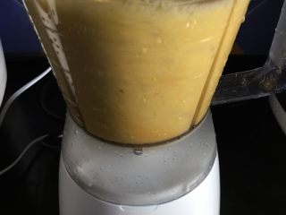 3、蔬果糊-45,把食材全部放入打糊機，加入250ml大概40度左右的溫水打糊約2分鐘