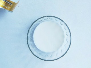 3、奶粉蛋黄布丁,搅拌均匀。