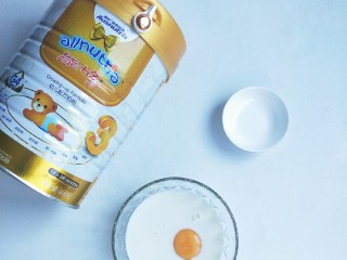 5、奶粉蛋黄布丁,加入奶粉里面。