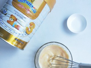 6、奶粉蛋黄布丁,搅拌均匀。