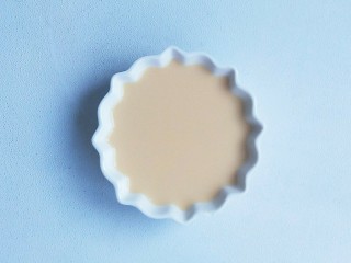 8、奶粉蛋黄布丁,放入蒸碗中。