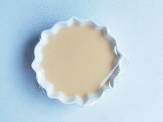 9、奶粉蛋黄布丁,盖上保鲜膜。