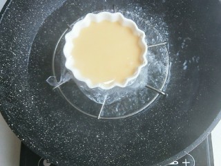 10、奶粉蛋黄布丁,锅里水烧开，鸡蛋液放入锅中。