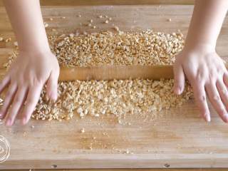 3、花生酥36m+（宝宝辅食）,把花生仁擀碎~