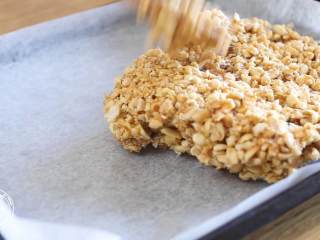 12、花生酥36m+（宝宝辅食）,然后倒到一个有点深度的容器中，我用的烤箱托盘，铺了层吸油纸~