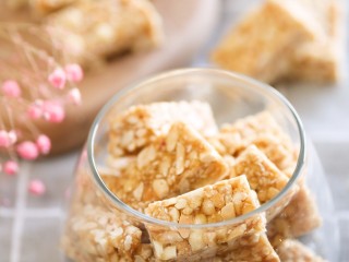 15、花生酥36m+（宝宝辅食）,切好后，放凉就可以装到容器里啦！记得不要一次做太多，这个量够一家人吃了哈，宝宝不要吃太多哈~