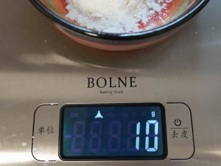 1、蔓越莓蛋糕（蒸）,做蛋糕一定要有一个厨房专用的克称。先把（面粉50克/淀粉10克）需要的克数称好。放一边备用
