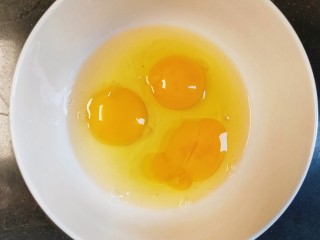 4、蔓越莓蛋糕（蒸）,找个大点的碟或碗，把3个鸡蛋打出来放碗里