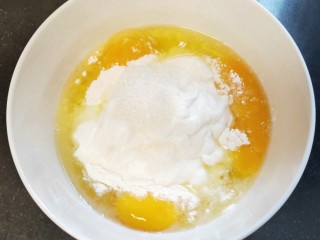 6、蔓越莓蛋糕（蒸）,再把1瓶酸奶，1勺白砂糖倒进碗里