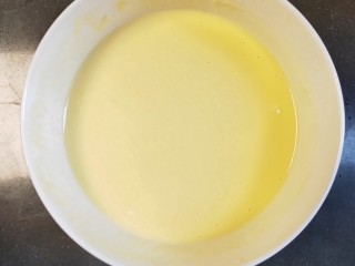 7、蔓越莓蛋糕（蒸）,全部倒一起以后，加入清水后用勺子????顺时针搅拌均匀，搅拌至没有粒状即可