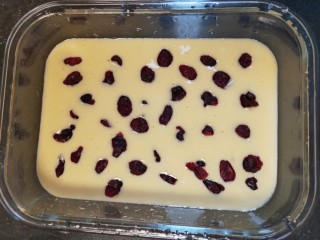 8、蔓越莓蛋糕（蒸）,找1个空盘把搅拌好的蛋液，倒入盘中，把蔓越莓干轻摆放入蛋液上面