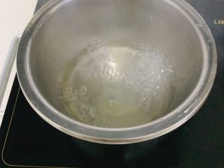 5、东北油炸糕,大火烧开至沸腾。