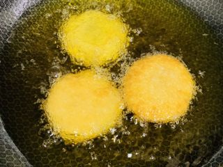 17、东北油炸糕,在炸制的过程当中，要不停的翻面，要让饼胚的两个面受热均匀。不然受不到热的那一面就会鼓起大泡开裂。