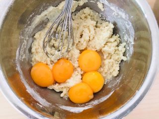 5、电饭煲蛋糕,搅拌均匀后加入蛋黄。