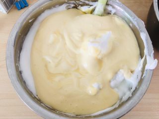 10、电饭煲蛋糕,倒入剩余的蛋白里。