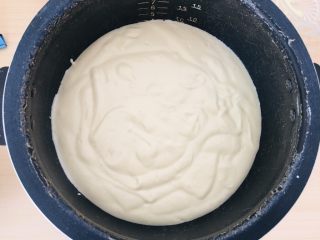 12、电饭煲蛋糕,倒入电饭锅内胆，震几下。