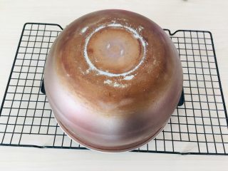 15、电饭煲蛋糕,倒扣放凉。