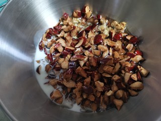 1、核桃枣糕,大枣去核剪小块  核桃烤熟掰成小块