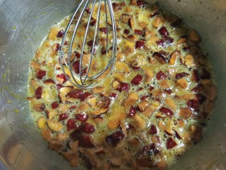 2、核桃枣糕,把牛奶  食用油 蜂蜜加入备用的大枣核桃里面拌匀