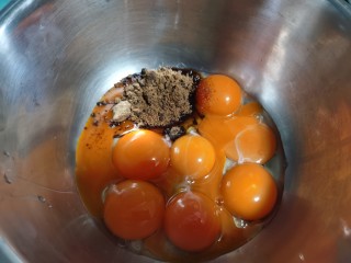 3、核桃枣糕,蛋清和蛋黄分开   蛋黄加10克红糖拌匀