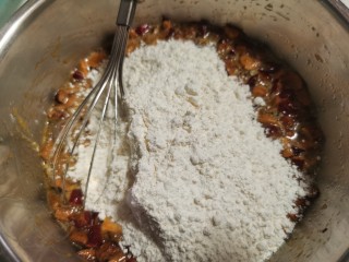 4、核桃枣糕,把步骤2和步骤3放在一起搅匀加入低粉和小苏打