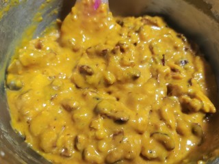 5、核桃枣糕,翻伴均匀即可