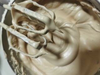 6、核桃枣糕,50克红糖分三次加入蛋白里打发至有弯勾  （跟做戚风蛋糕一样的方法打发  这里不用加玉米淀粉）